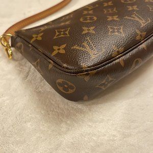 AUTHENTIC Louis Vuitton Pochette